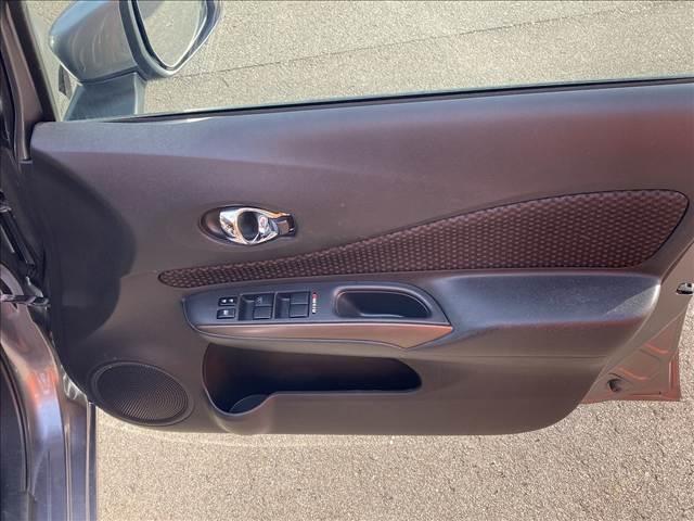 ノート ｅ－ＰＯＷＥＲ　ＭＥＤＡＬＩＳＴ　禁煙車　ＳＤナビ　オートエアコン　インテリジェントエマージェンシーブレーキ　スマートキー　純正アルミホイール　オートライト　ＥＴＣ　ＬＥＤライト　バニティーミラー　パワーウインドウ　パワーステアリング（36枚目）