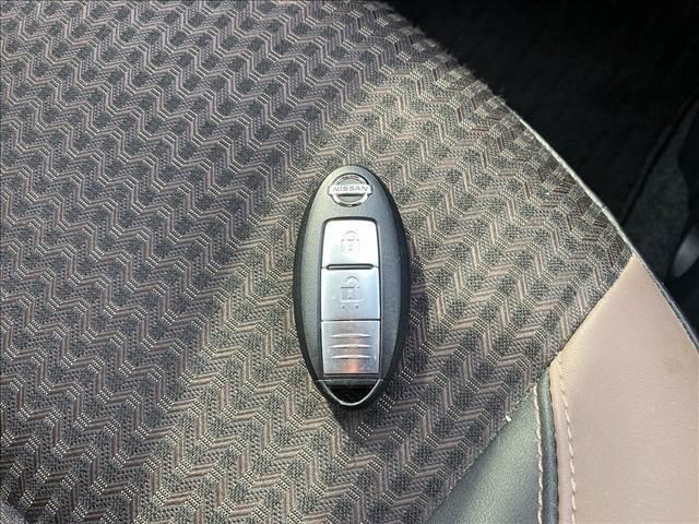 ノート ｅ－ＰＯＷＥＲ　ＭＥＤＡＬＩＳＴ　禁煙車　ＳＤナビ　オートエアコン　インテリジェントエマージェンシーブレーキ　スマートキー　純正アルミホイール　オートライト　ＥＴＣ　ＬＥＤライト　バニティーミラー　パワーウインドウ　パワーステアリング（40枚目）