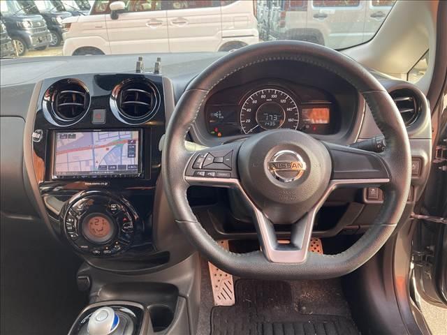 ノート ｅ－ＰＯＷＥＲ　ＭＥＤＡＬＩＳＴ　禁煙車　ＳＤナビ　オートエアコン　インテリジェントエマージェンシーブレーキ　スマートキー　純正アルミホイール　オートライト　ＥＴＣ　ＬＥＤライト　バニティーミラー　パワーウインドウ　パワーステアリング（41枚目）