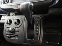 インパネシフトなので、足元は広く、運転席⇔助手席の移動も簡単にできます。