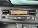 フルオートエアコン装備です!夏でも冬でもお好みの温度に設定しておけば、AUTO ボタンひとつで快適な車内空間へ。風の強さや温度、内外気の切り替えも自動で調整します。