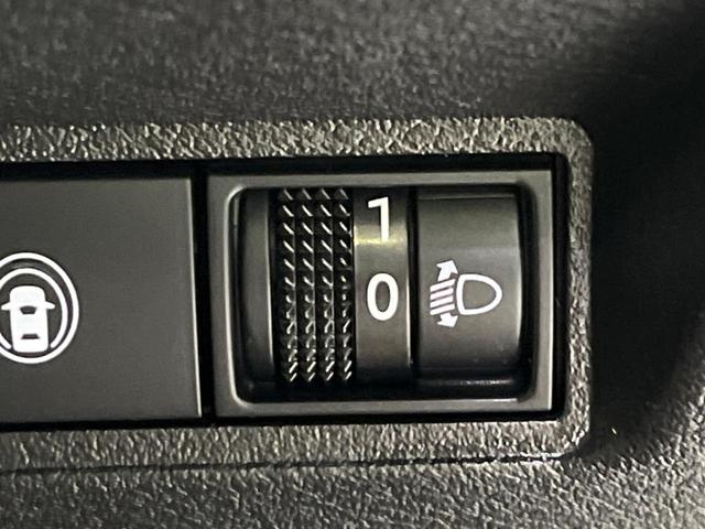 ノート Ｘ　ＦＯＵＲ　４ＷＤ　禁煙車　衝突軽減装置　車線逸脱警報　ＳＤナビ　Ｂｌｕｅｔｏｏｔｈ再生　バックカメラ　前席シートヒーター　スマートキー　コーナーセンサー　オートマチックハイビーム　革巻きステアリング（42枚目）