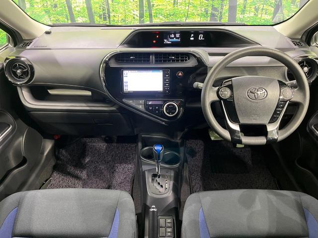 アクア S 禁煙車 ナビ 寒冷地仕様 Bluetooth シートリフター オートエアコン バニティミラー ドアバイザー プライバシーガラス 盗難防止装置 アイドリングストップ CD/DVD再生(2枚目)