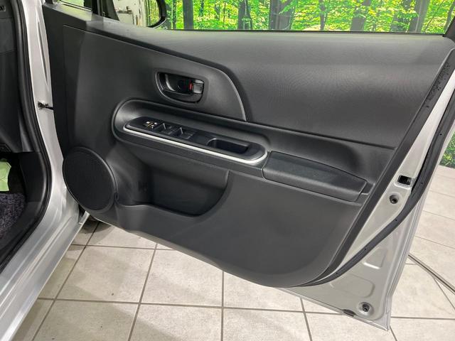 アクア S 禁煙車 ナビ 寒冷地仕様 Bluetooth シートリフター オートエアコン バニティミラー ドアバイザー プライバシーガラス 盗難防止装置 アイドリングストップ CD/DVD再生(26枚目)