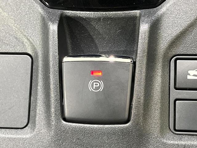 【電動パーキングブレーキ】パーキングブレーキは便利な電動式！ボタン一つで操作でき、アクセルを踏めば自動で解除されます♪レバーやペダルが無いので運転席廻りもすっきりしますね♪