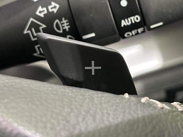 【パドルシフト】ハンドルから手を離さずに素早くシフトアップ＆ダウンができるので、エンジンブレーキを使う下り坂や高速道路の合流で加速したい場面で役立ちます。