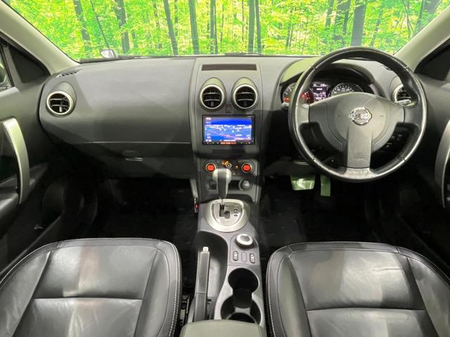 デュアリス ２０Ｇ　ＦＯＵＲアーバンブラックレザーＩＩ　４ＷＤ　禁煙車　ガラスルーフ　純正ナビ　フルセグ　ドラレコ　前席シートヒーター　オートライト　オートエアコン　デュアルエアコン　スマートキー　純正１８インチアルミ　電動格納ミラー　盗難防止装置（2枚目）