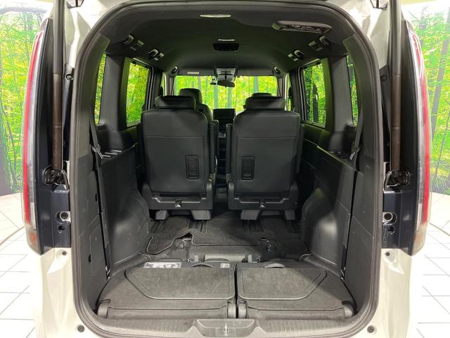 ステップワゴン スパーダ　４ＷＤ　禁煙車　衝突軽減　ナビ　バックカメラ　両側電動ドア　ブラインドスポットモニター　ＥＴＣ　シートヒーター　パワーバックドア　レーダークルーズコントロール　ドラレコ　Ｂｌｕｅｔｏｏｔｈ　フルセグ（12枚目）