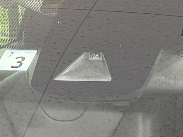 プリウス Ｓツーリングセレクション・ブラックエディション　４ＷＤ　禁煙車　２トーン　寒冷地仕様　ＡＣ１００Ｖ電源　ディスプレイオーディオ　全周囲カメラ　レーダークルーズコントロール　ＥＴＣ　ＬＥＤヘッドライト　ＬＥＤフォグライト　オートマチックハイビーム（3枚目）