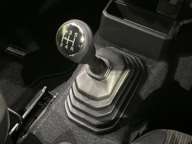 ジムニーノマド ＦＣ　４ＷＤ　禁煙車　衝突軽減　ＭＴ車　ツートン　クリアランスソナー　前席シートヒーター　ＬＥＤヘッドライト　オートライト　オートハイビーム　オートエアコン　スマートキー　クルコン　電動格納ミラー（3枚目）