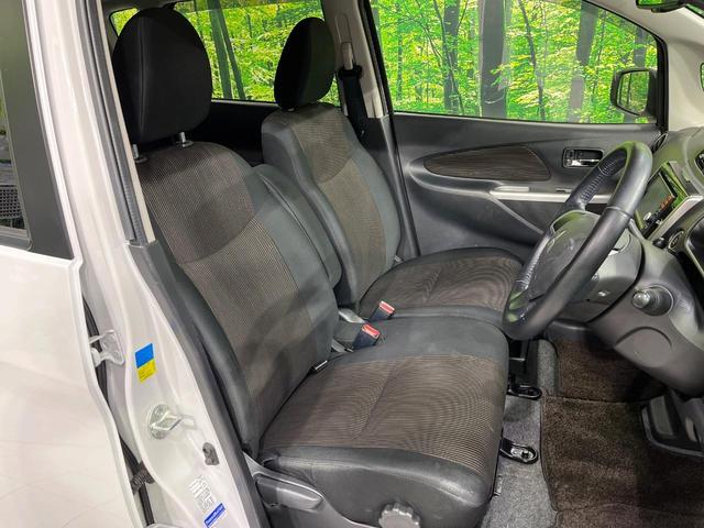 運転席まわりには十分なスペースがあり、大柄な方でもゆったり運転していただける環境です。