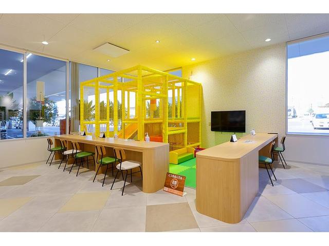 大きなキッズスペースも完備！小さなお子様連れでも、ゆっくりとお車探しをお楽しみいただけます。