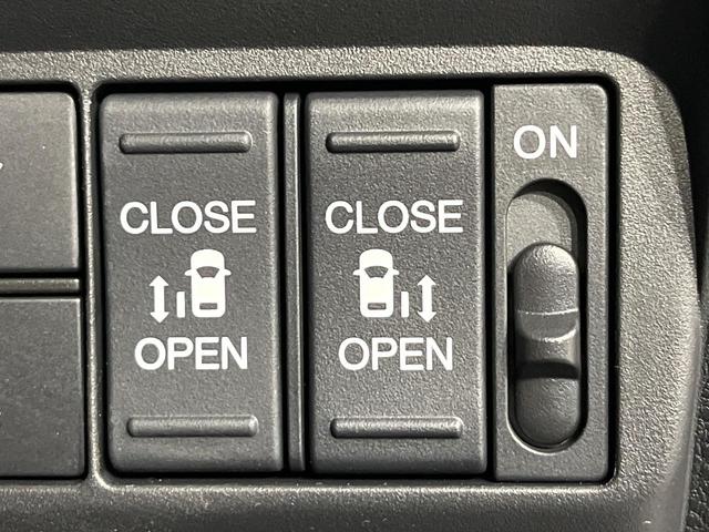 フリード ｅ：ＨＥＶクロスター　登録済未使用車　４ＷＤ　両側電動ドア　衝突軽減　アダプティブクルーズ　ブラインドスポットモニター　前席シートヒーター　クリアランスソナー　ＬＥＤヘッドライト　ＬＥＤフォグ　オートライト　オートエアコン（4枚目）