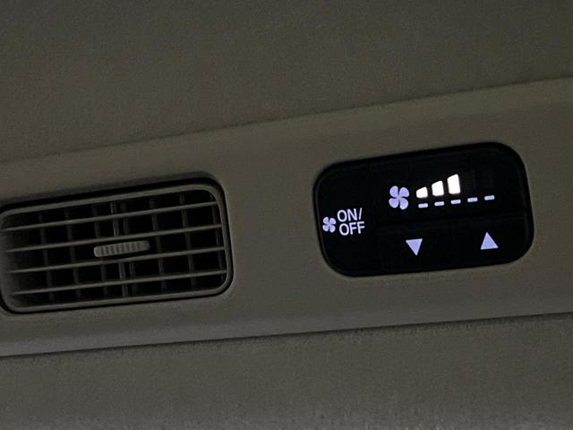 フリード ｅ：ＨＥＶクロスター　登録済未使用車　４ＷＤ　両側電動ドア　衝突軽減　アダプティブクルーズ　ブラインドスポットモニター　前席シートヒーター　クリアランスソナー　ＬＥＤヘッドライト　ＬＥＤフォグ　オートライト　オートエアコン（6枚目）