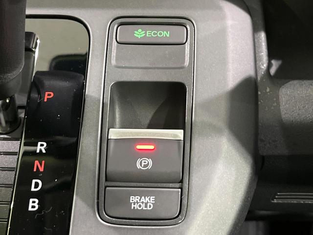 フリード ｅ：ＨＥＶクロスター　登録済未使用車　４ＷＤ　両側電動ドア　衝突軽減　アダプティブクルーズ　ブラインドスポットモニター　前席シートヒーター　クリアランスソナー　ＬＥＤヘッドライト　ＬＥＤフォグ　オートライト　オートエアコン（7枚目）