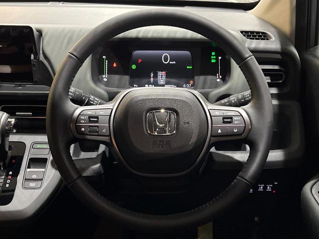 フリード ｅ：ＨＥＶクロスター　登録済未使用車　４ＷＤ　両側電動ドア　衝突軽減　アダプティブクルーズ　ブラインドスポットモニター　前席シートヒーター　クリアランスソナー　ＬＥＤヘッドライト　ＬＥＤフォグ　オートライト　オートエアコン（13枚目）