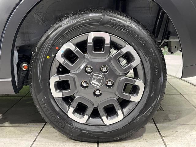 フリード ｅ：ＨＥＶクロスター　登録済未使用車　４ＷＤ　両側電動ドア　衝突軽減　アダプティブクルーズ　ブラインドスポットモニター　前席シートヒーター　クリアランスソナー　ＬＥＤヘッドライト　ＬＥＤフォグ　オートライト　オートエアコン（53枚目）