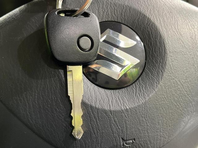 ジムニー ＸＣ　４ＷＤ　禁煙車　キーレス　ルーフレール　ＣＤオーディオ　ＡＢＳ　エアコン　電動格納ミラー　純正１６インチアルミホイール　衝突安全ボディ　盗難防止システム　パワーウィンドウ　プライバシーガラス（5枚目）