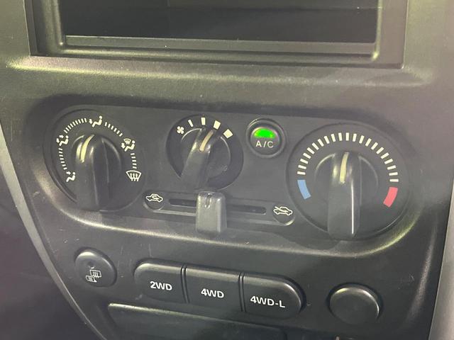 ジムニー ＸＣ　４ＷＤ　禁煙車　キーレス　ルーフレール　ＣＤオーディオ　ＡＢＳ　エアコン　電動格納ミラー　純正１６インチアルミホイール　衝突安全ボディ　盗難防止システム　パワーウィンドウ　プライバシーガラス（6枚目）