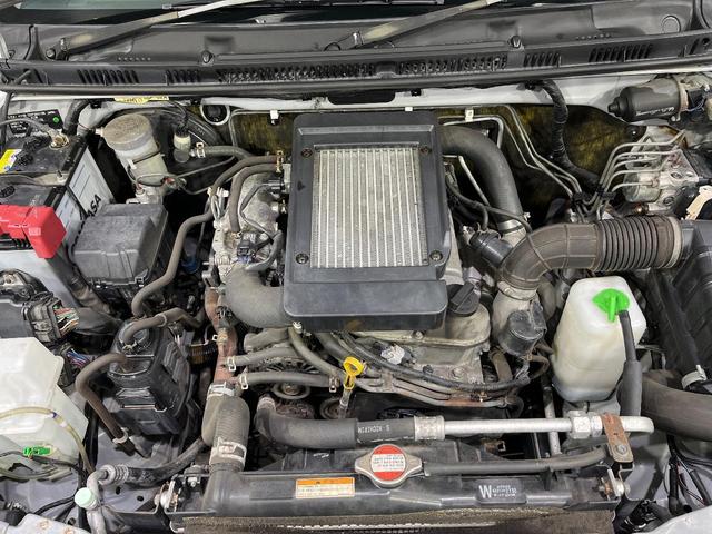 ジムニー ＸＣ　４ＷＤ　禁煙車　キーレス　ルーフレール　ＣＤオーディオ　ＡＢＳ　エアコン　電動格納ミラー　純正１６インチアルミホイール　衝突安全ボディ　盗難防止システム　パワーウィンドウ　プライバシーガラス（18枚目）