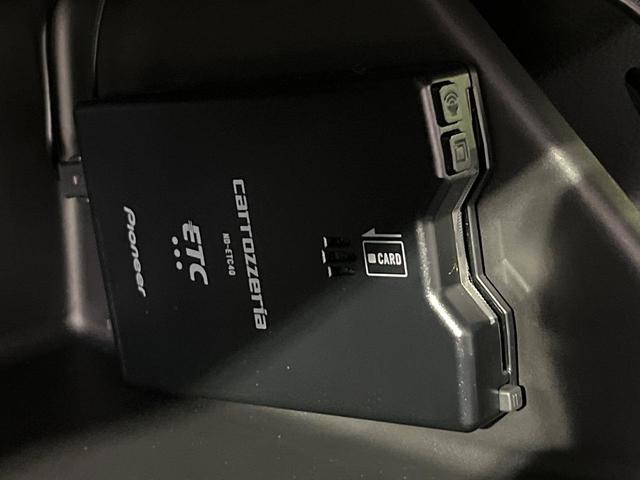 フィット ｅ：ＨＥＶクロスター　４ＷＤ　禁煙車　ナビ　バックカメラ　衝突軽減　アダプティブクルーズコントロール　寒冷地仕様　ドラレコ　ＥＴＣ　コーナーセンサー　オートマチックハイビーム　スマートキー　車線逸脱防止装置　横滑り防止装置（7枚目）