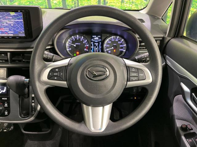 �C���e���A�ɍ��킹���f�U�C���̃X�e�A�����O�́A�^�]�������̂��Ƃ��l���A�^�]���₷���`��A�傫���ł��B�����x�A���ۂɐG���Ă��m���߂��������B