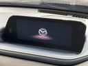 【10.25インチマツダコネクト】車内の雰囲気にマッチした大型ディスプレイ。スマホ接続でのナビ使用やBluetooth再生等、様々な機能が楽しめます。直感的なダイヤル操作が可能で、使い勝手も良好です。