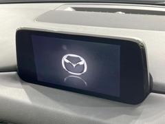 【８インチマツダコネクト】車内の雰囲気にマッチした大型のディスプレイ。スマホ接続でのナビ使用やＢｌｕｅｔｏｏｔｈ再生等、様々な機能が楽しめます。直感的なダイヤル操作が可能で、使い勝手も良好です。 3