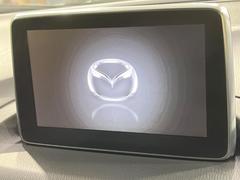 【８インチマツダコネクト】車内の雰囲気にマッチした大型のディスプレイ。スマホ接続でのナビ使用やＢｌｕｅｔｏｏｔｈ再生等、様々な機能が楽しめます。直感的なダイヤル操作が可能で、使い勝手も良好です。 4