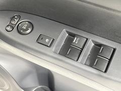 【電動格納ミラー】サイドミラーは電動格納式となっており、狭い駐車場でもキズがつくリスクを抑えられます。 5