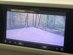 【バックカメラ】駐車時に後方がリアルタイム映像で確認できます。大型商業施設や立体駐車場での駐車時や、夜間のバック時に大活躍！運転スキルに関わらず、今や必須となった装備のひとつです！ 4