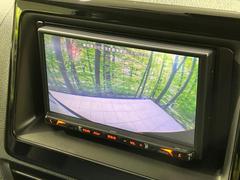 【バックカメラ】駐車時に後方がリアルタイム映像で確認できます。大型商業施設や立体駐車場での駐車時や、夜間のバック時に大活躍！運転スキルに関わらず、今や必須となった装備のひとつです！ 5