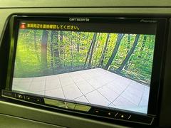 【バックカメラ】駐車時に後方がリアルタイム映像で確認できます。大型商業施設や立体駐車場での駐車時や、夜間のバック時に大活躍！運転スキルに関わらず、今や必須となった装備のひとつです！ 4