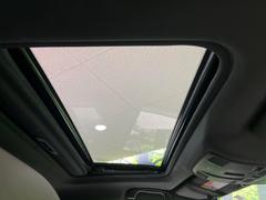【サンルーフ】開放感たっぷりの希少装備、サンルーフが装着されています！車内に明かりを取り入れたり景色を楽しむ以外にも、車内の空気も簡単に換気できて快適です！ 3