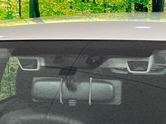 【アイサイトＶｅｒ２】前方の車両等を検知し、衝突しそうな時は警報で注意を促し、ブレーキを踏む力をサポート。ブレーキを踏めなかった場合は衝突被害軽減ブレーキが作動、衝突回避をサポートします。 3