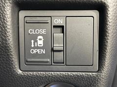 【パワースライドドア】スマートキーや運転席のスイッチでスライドドアの開閉が可能♪電動だから力を入れてドアを開ける必要が無く、小さいお子様でも、重い荷物を持っている時もラクに開け閉めできます♪ 6