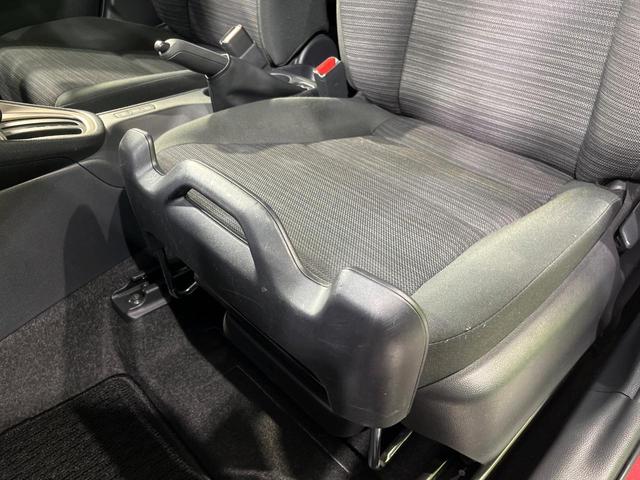 ヤリス ハイブリッドＺ　４ＷＤ　純正８型ディスプレイオーディオ　全周囲カメラ　寒冷地仕様　セーフティセンス　レーダークルーズ　禁煙車　シートヒーター　ドラレコ　コーナーセンサー　スマートキー　ＬＥＤヘッド　ＥＴＣ２．０（53枚目）