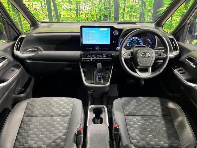 ヴォクシー ハイブリッドＳ－Ｚ　４ＷＤ　両側電動スライド　純正１０．５型ディスプレイ　フリップダウン　全周囲カメラ　トヨタチームメイト　寒冷地セット　ＡＣ１００Ｖ電源　セーフティセンス　レーダークルーズ　禁煙車　パワーバックドア（2枚目）