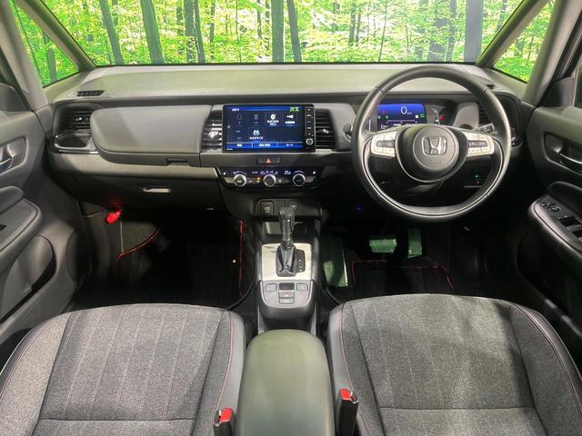 フィット ｅ：ＨＥＶホーム　２０周年特別仕様車　カーサ　４ＷＤ　純正９型ＳＤナビ　バックカメラ　寒冷地仕様　ホンダセンシング　アダプティブクルーズ　禁煙車　ドラレコ　コーナーセンサー　スマートキー　ＬＥＤヘッド　ビルトインＥＴＣ　オートハイビーム（2枚目）