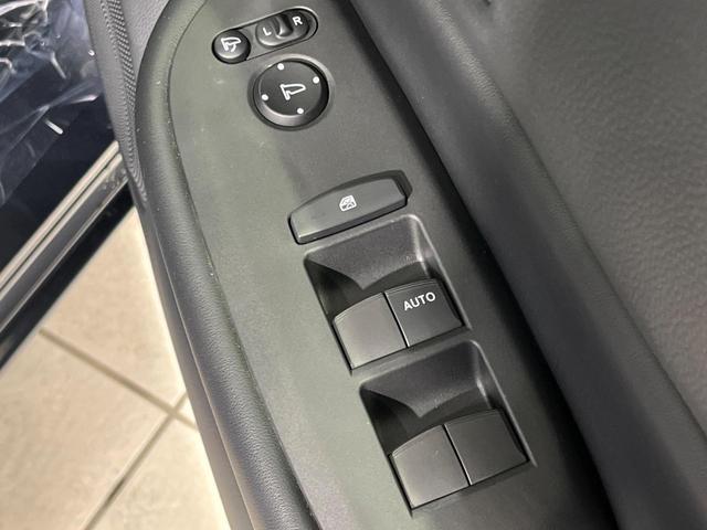 フィット ｅ：ＨＥＶホーム　２０周年特別仕様車　カーサ　４ＷＤ　純正９型ＳＤナビ　バックカメラ　寒冷地仕様　ホンダセンシング　アダプティブクルーズ　禁煙車　ドラレコ　コーナーセンサー　スマートキー　ＬＥＤヘッド　ビルトインＥＴＣ　オートハイビーム（41枚目）