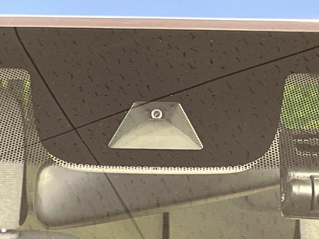 【ホンダセンシング】走行中に前方の車両等を認識し、衝突しそうな時は警報とブレーキで衝突回避と被害軽減をアシスト。より安全にドライブをお楽しみいただけます。