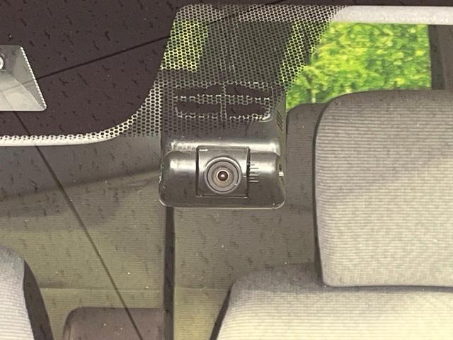 【ドライブレコーダー】安心・安全なカーライフに必須のドライブレコーダーを装備！走行中はもちろん、あおり運転や事故に遭遇した際の状況も映像で記録し、万一のリスクに備えます。