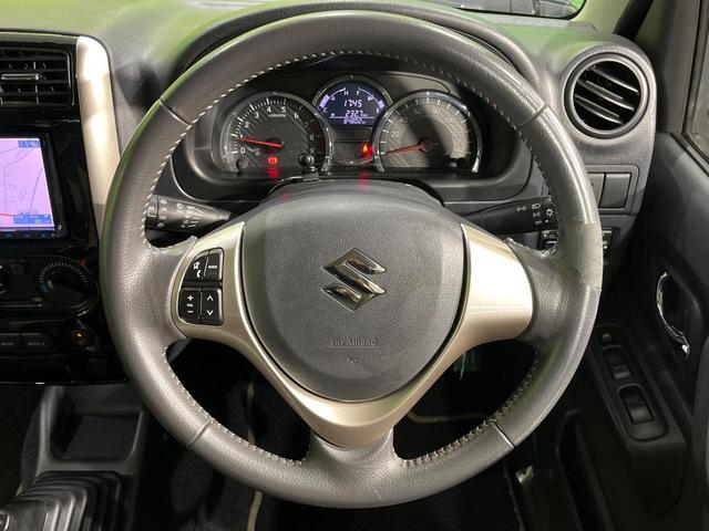 【純正革巻きステアリング】上質な革を使用することで、手にしっかり馴染みとても運転しやすいハンドルです♪