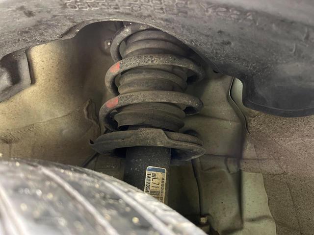 お車を安心してお乗りいただく為には、足回りの定期点検が欠かせません。サービスサポート（有償保証）では無料点検もご提供しており、安心のカーライフをお過ごしいただけるサポート体制が整っています。