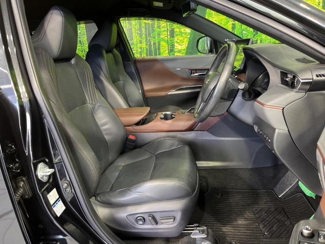 【黒革シート】上質な本革を使用し、高級感あふれる黒革シート。常に体に触れる部分だから、座り心地の良さにはこだわりたいですね♪汚れの付着や劣化を抑制する内装コーティング施工もおススメですよ♪