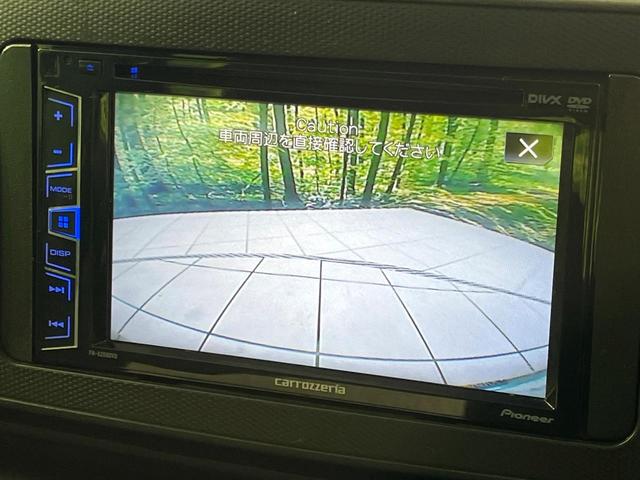 【バックカメラ】駐車時に後方がリアルタイム映像で確認できます。大型商業施設や立体駐車場での駐車時や、夜間のバック時に大活躍！運転スキルに関わらず、今や必須となった装備のひとつです！