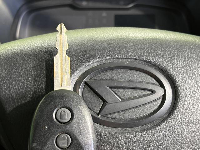 【キーレス】少し離れた場所からでもボタン一つでドアの開錠・施錠ができるのでとっても便利！ドアの鍵穴周りに傷をつけることもありません♪