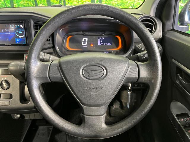 インテリアに合わせたデザインのステアリングは、運転される方のことも考え、運転しやすい形状、大きさです。是非一度、実際に触ってお確かめください。