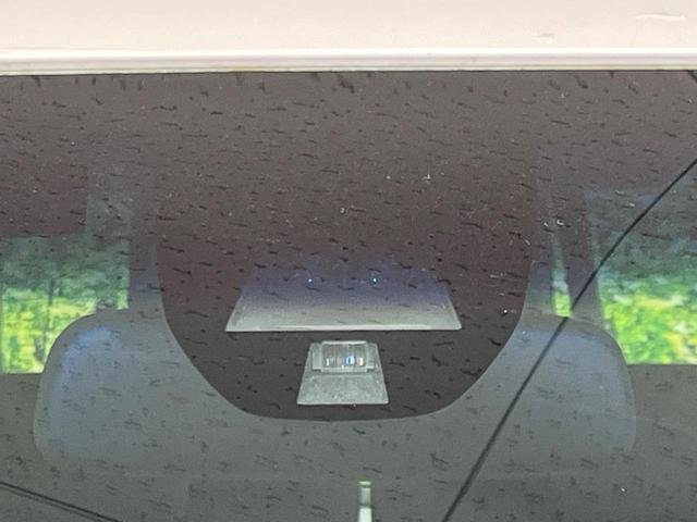 【シティブレーキアクティブシステム】低速走行中に前方の車両等を認識し、衝突しそうな時は警報とブレーキで衝突回避と被害軽減をアシスト。より安全にドライブをお楽しみいただけます。