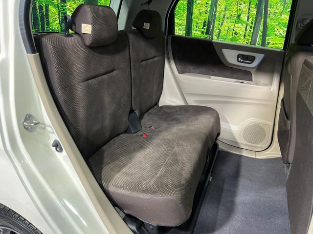 後部座席も気になるようなキズ・汚れやへたり等、大きなダメージはなく、良好な状態です。